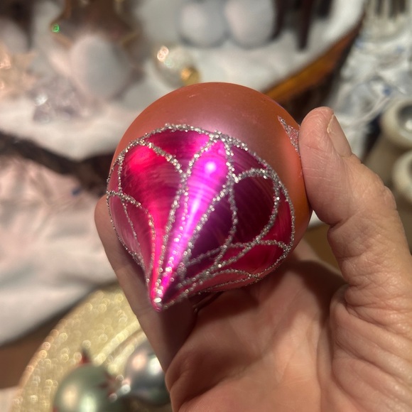 Vintage pink Christmas ornament with bell - Picture 4 of 6